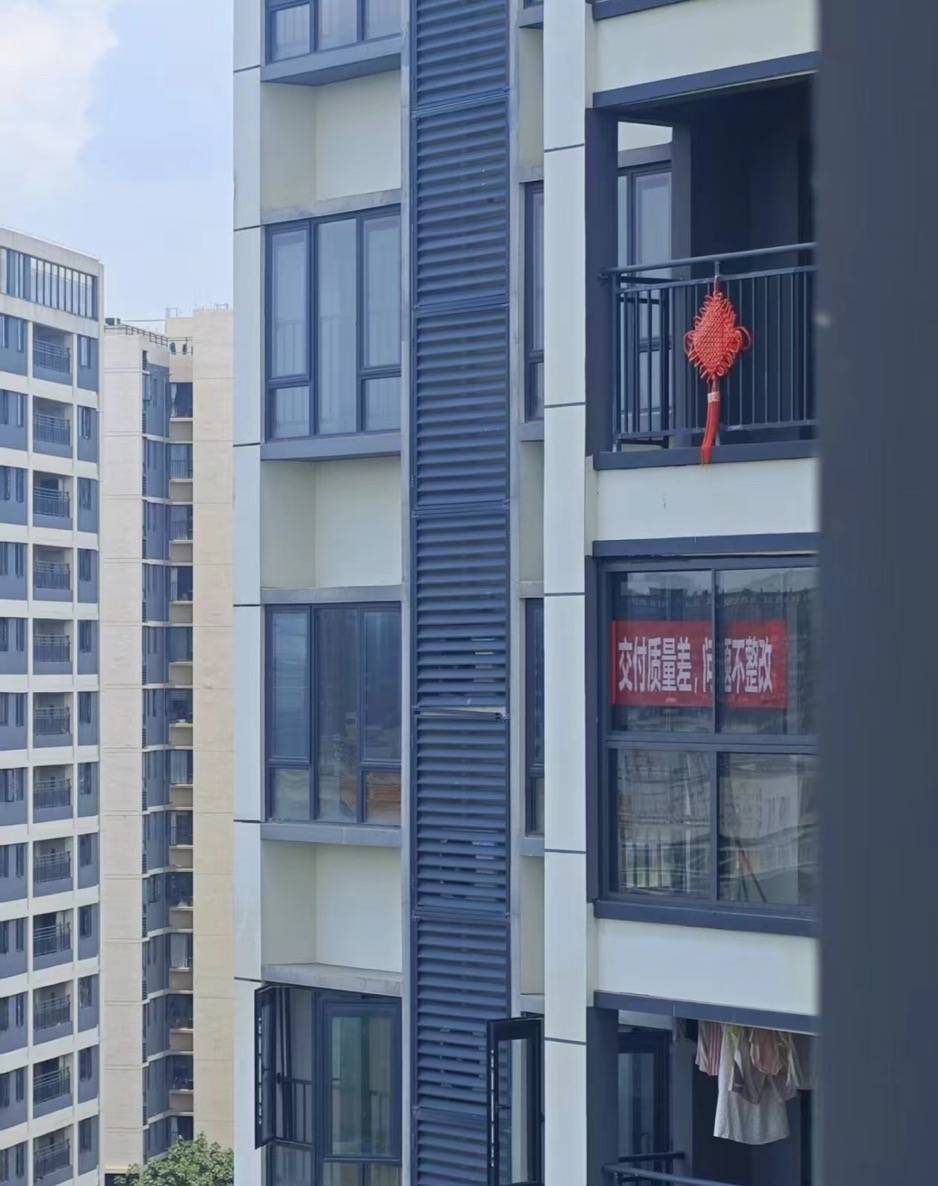 皇冠信用網出租足球_广州一小区有住户阳台挂横幅抗议“天价”停车费皇冠信用網出租足球，回应：每月450元，属正常价格