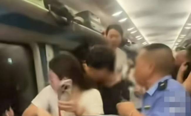 哈德斯菲尔德VS莱顿东方_火车停运乘客砸窗哈德斯菲尔德VS莱顿东方,凸显应急能力不足 | 新京报社论