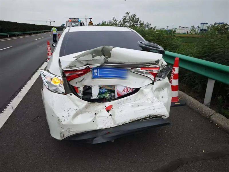 竞赛联VS哥里迪拉_漯河：高速上司机扭头看孩子竞赛联VS哥里迪拉，瞬间追尾！