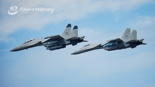 乌拉尔图VS利文哥特奴_央视曝光中国航母24架歼-15出动全过程乌拉尔图VS利文哥特奴，遭遇美军F/A-18谁更强？