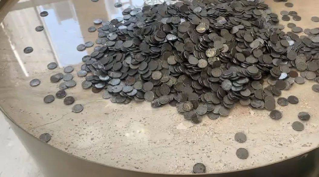 2025-2026意大利甲组联赛赛程积分_男子扛着140斤硬币存银行遭拒收2025-2026意大利甲组联赛赛程积分!这些硬币竟来自垃圾焚烧厂