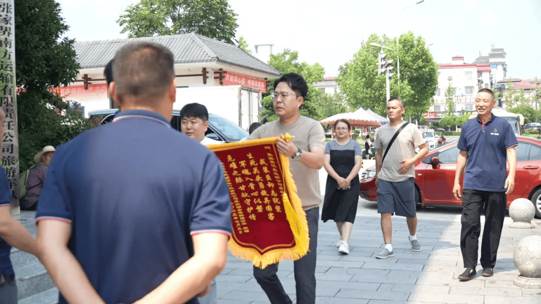 皇冠信用网庄家_张家界司机高速上突发疾病皇冠信用网庄家,晕倒前尽全力熄火刹车救下整车韩国游客,自己不幸离世,年仅41岁,他是退役军人