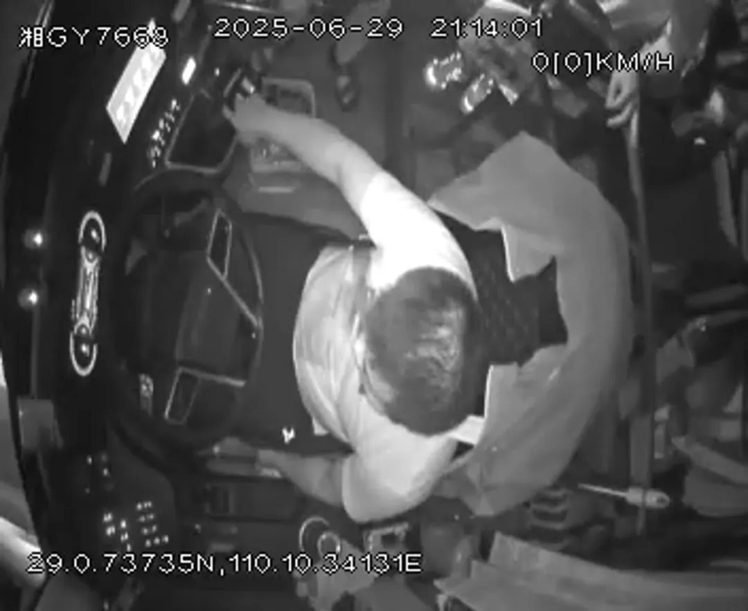 皇冠信用网庄家_张家界司机高速上突发疾病皇冠信用网庄家,晕倒前尽全力熄火刹车救下整车韩国游客,自己不幸离世,年仅41岁,他是退役军人