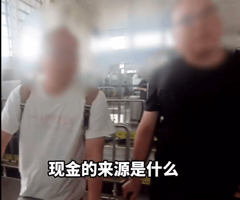 皇冠代理登2_2名男子拖着大型行李箱过安检皇冠代理登2，被发现装有400万元现金，结局令人舒适