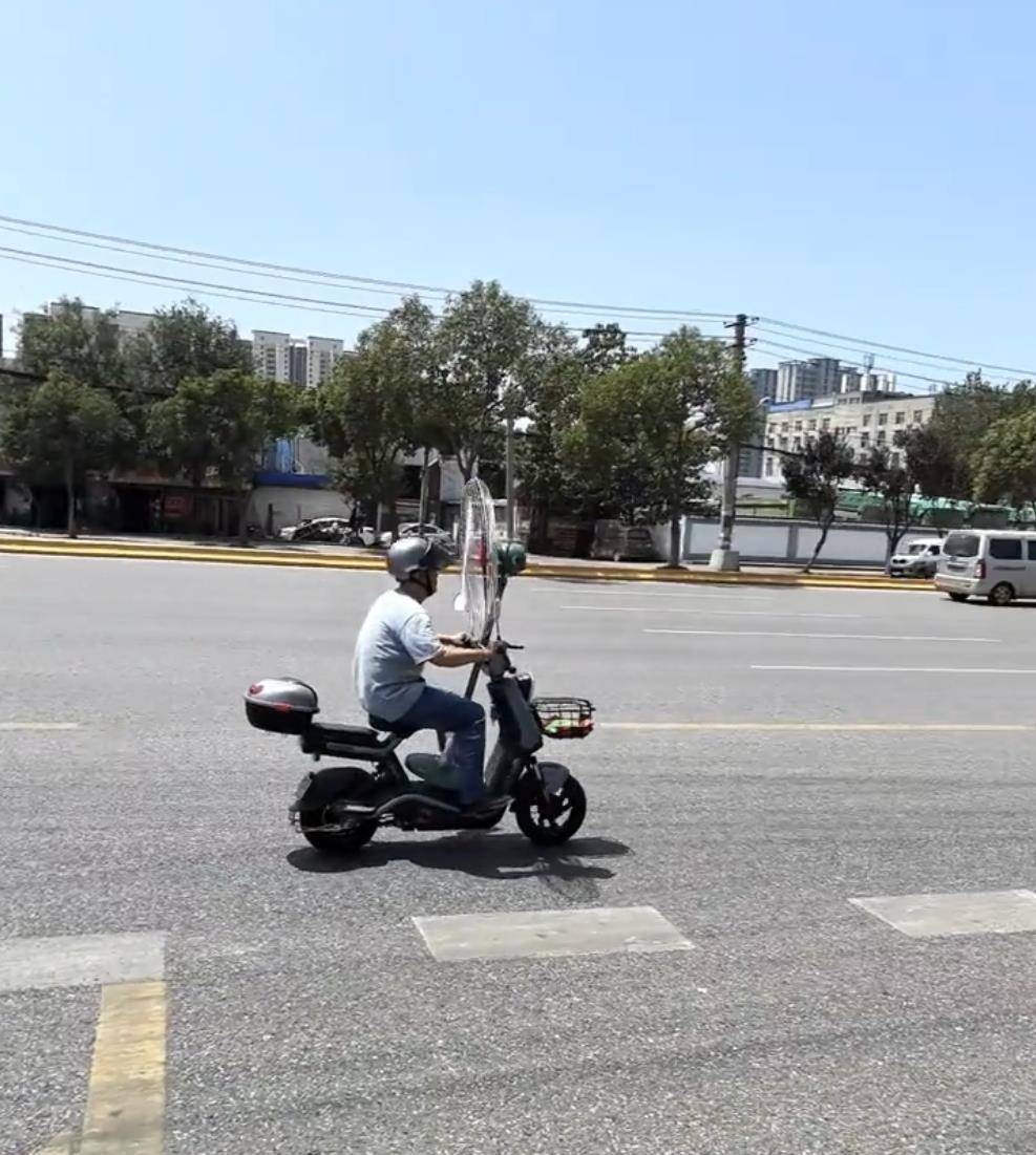 怎么申请皇冠信用網_西安高温把柏油马路“晒化”了怎么申请皇冠信用網，记者实测街头温度超60℃，专家解读为何温度比天气预报高