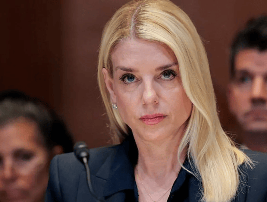 WNBA美国女子职业篮球联赛_继马斯克后WNBA美国女子职业篮球联赛，美众议长也罕见唱反调！一桩6年前的旧案，为何让特朗普阵营陷入危机？