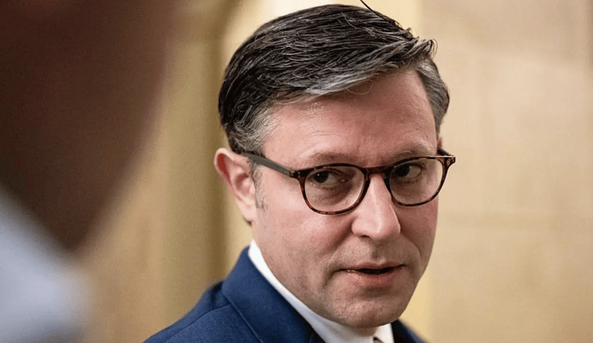 WNBA美国女子职业篮球联赛_继马斯克后WNBA美国女子职业篮球联赛，美众议长也罕见唱反调！一桩6年前的旧案，为何让特朗普阵营陷入危机？