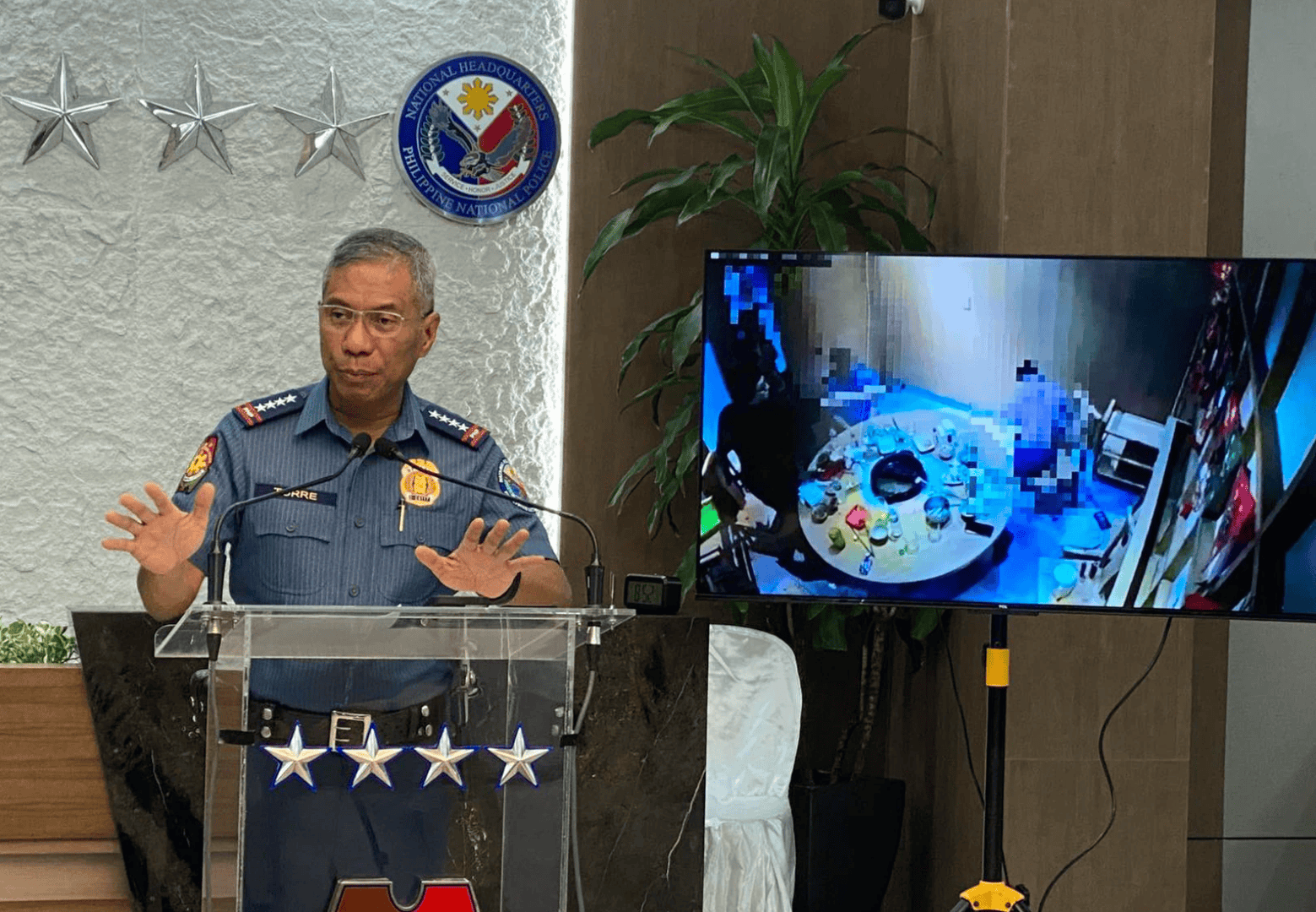 皇冠登录地址_连开七枪射杀一中国男子皇冠登录地址，菲律宾火锅店枪击案嫌疑人落网！还涉嫌绑架14岁中国男孩