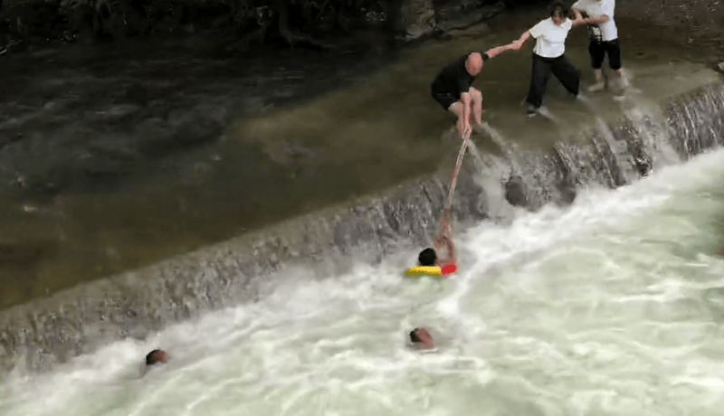 皇冠信用網足球代理_孩子被卷漩涡皇冠信用網足球代理，男游客施救托举时溺水 对话本人：已无碍，听到“叔叔救我”啥也没想就去了