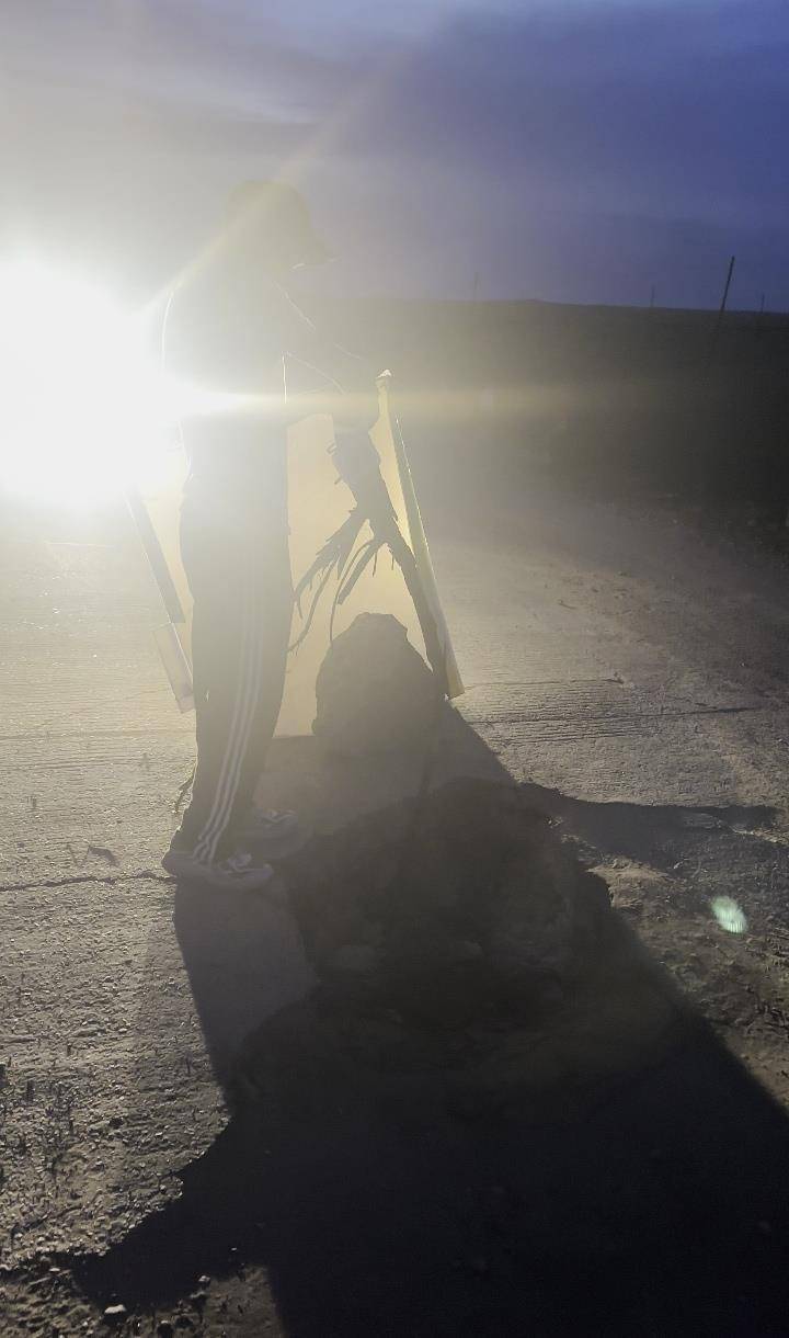 皇冠体育App下载_夜晚开车遇大坑皇冠体育App下载，内蒙古一对夫妻往返20余公里布置“警示牌”