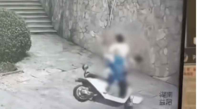 皇冠信用网代理_湖南两高中生骑电动两轮车撞围墙身亡皇冠信用网代理，一学生母亲：系改装车辆，儿子刚坐上40秒就发生事故，警方：改装者已被控制