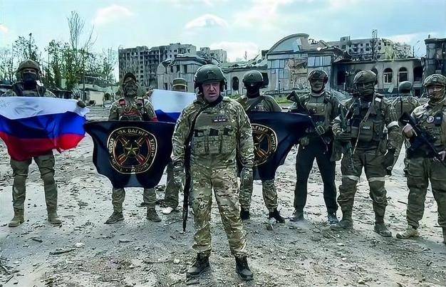 皇冠足球会员注册_俄军敢死队突入红军城皇冠足球会员注册,乌军被打得手忙脚乱,泽连斯基面临“逼宫”局面