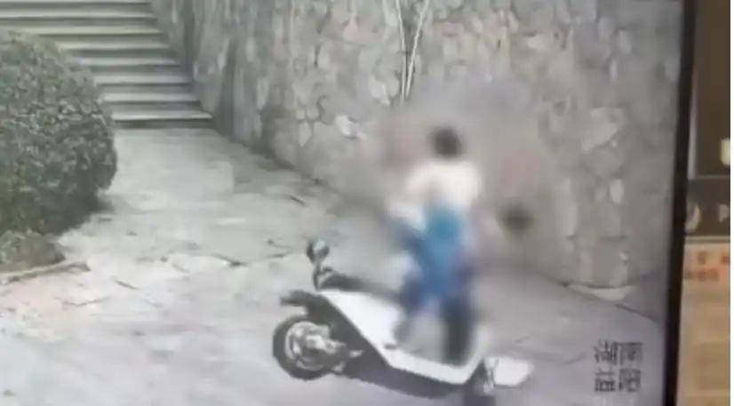 皇冠信用網会员开户_湖南两高中生骑改装电摩撞围墙身亡皇冠信用網会员开户，骑行者父亲：长期在外地，改装前并不知情