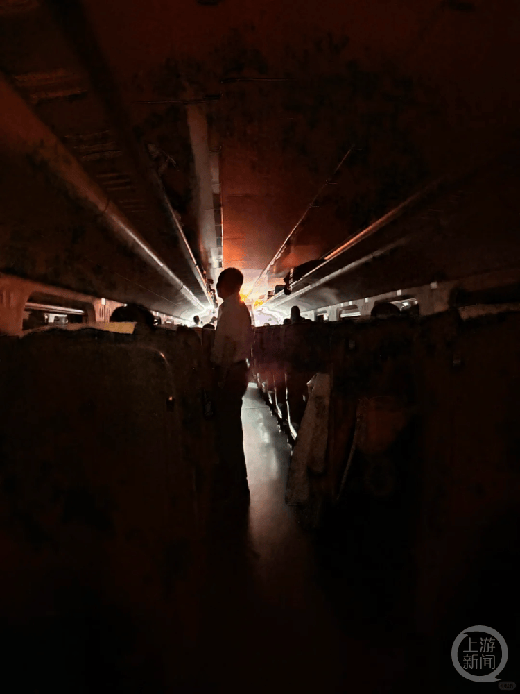 皇冠信用登2代理_动车车头坏了乘客被困荒野4小时？12306：强降雨致车头受损皇冠信用登2代理，更换车头后恢复运行