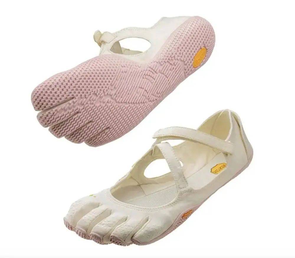 皇冠足球平台代理_年轻人正在用丑鞋踹翻全世界