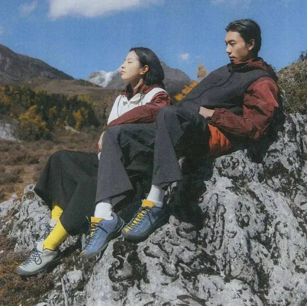 皇冠足球平台代理_年轻人正在用丑鞋踹翻全世界