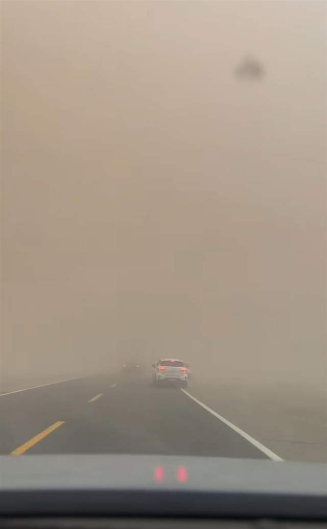 皇冠登一登二登三区别_沙尘暴突袭甘肃敦煌皇冠登一登二登三区别,游客:百米高沙墙扑向公路,像是走进了末日小说