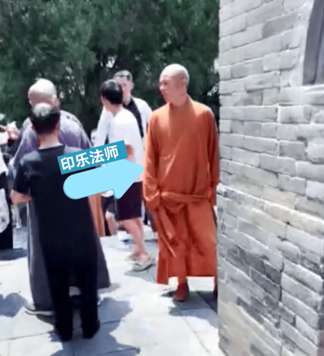 如何注册皇冠足球代理_少林寺现场直击：新住持微笑挥手进入围挡的方丈室