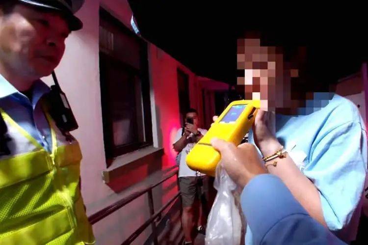 怎么申请皇冠信用網_上海一女子开车肇事后怎么申请皇冠信用網,第一件事竟是逃回家喝酒……已被刑拘!