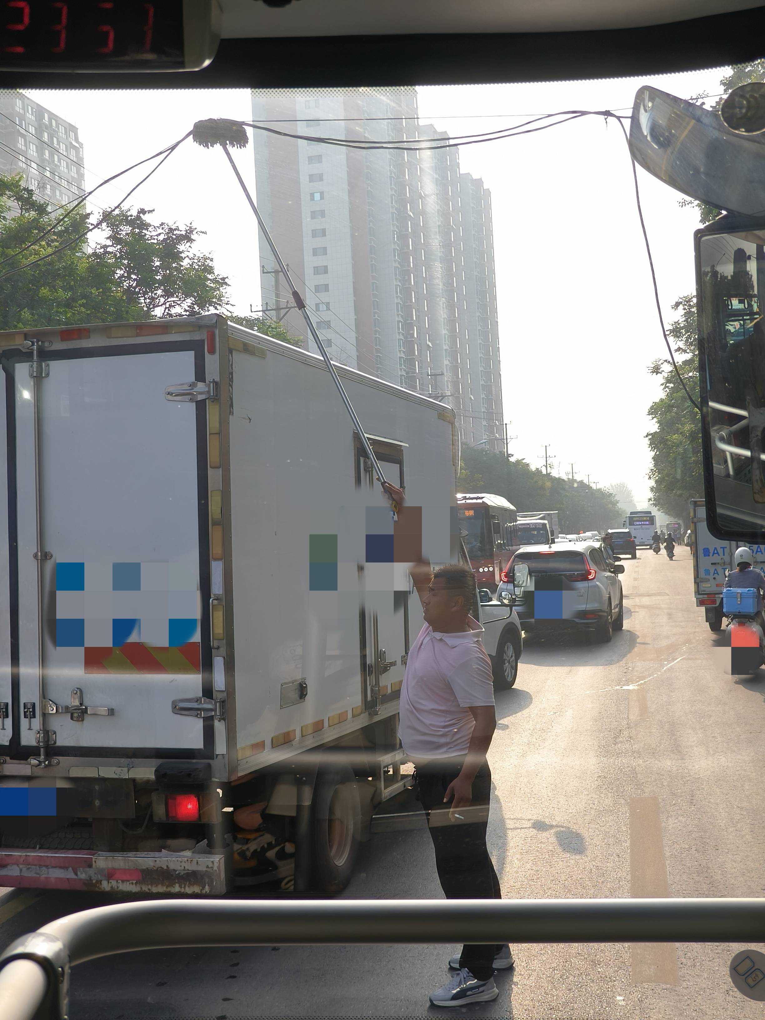 皇冠信用网最新地址_左手夹着烟右手举拖把皇冠信用网最新地址，济南早高峰时一电线掉落，粉衣大哥化解交通拥堵松弛感拉满！