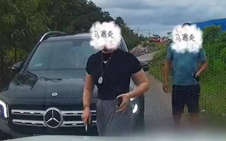 信用网如何申请_“亮证逼迫让路”奔驰女被曝亮的是假证信用网如何申请，律师：伪造国家机关证件，情节严重可能触犯刑法