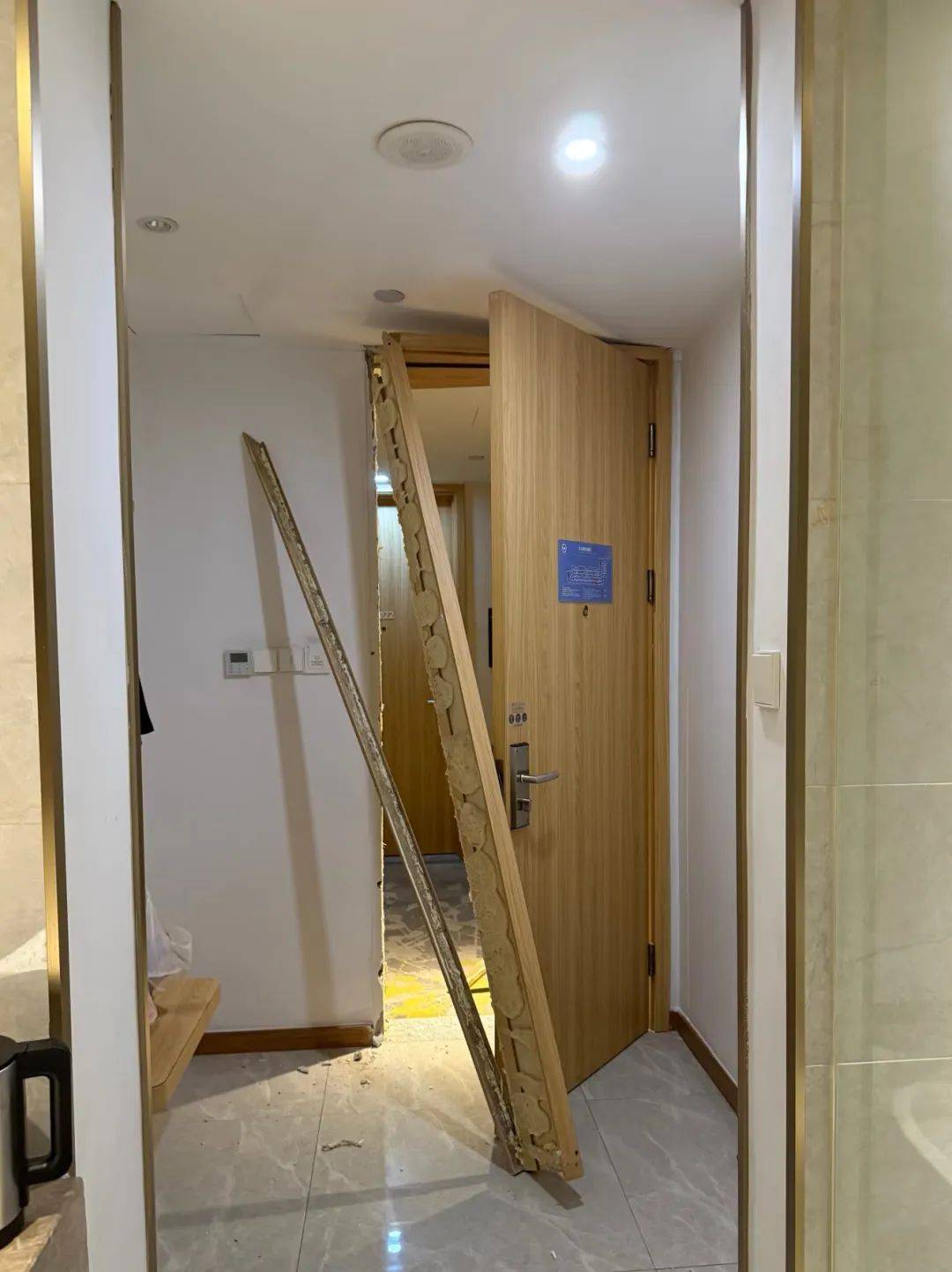 皇冠信用平台出租出售_男子在杭州一酒店洗澡时被陌生人暴力闯入皇冠信用平台出租出售，房间大门被踢烂，踹门男子怀疑前女友正在酒店与他人开房