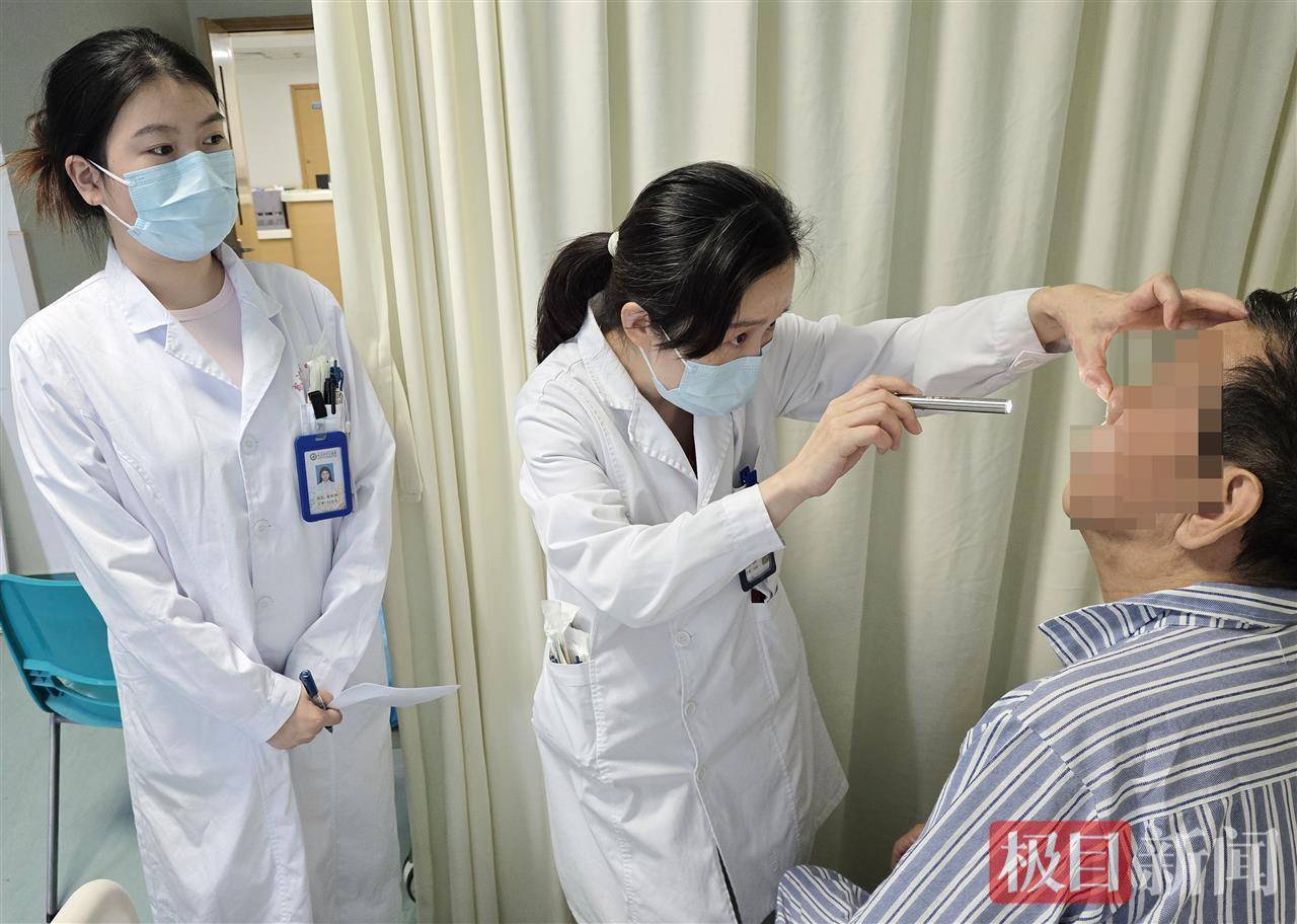 信用网怎么注册_惊险！七旬老人夜间骑电动车摔入花坛信用网怎么注册，月季根茎深插鼻腔险伤颅脑