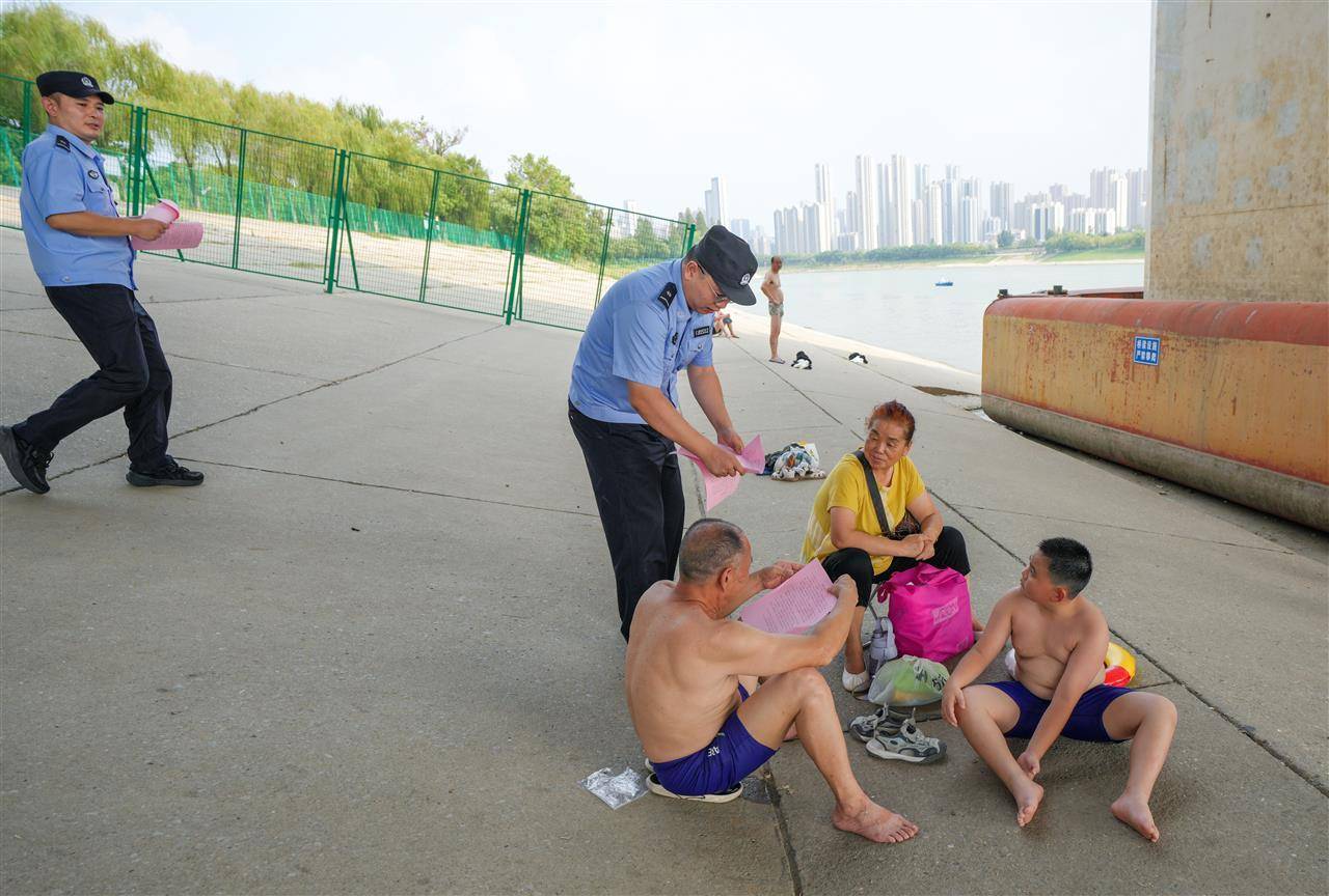 如何代理皇冠信用网_武汉多部门联合行动并提醒市民:远离两江通航水域如何代理皇冠信用网,莫让消暑变险情