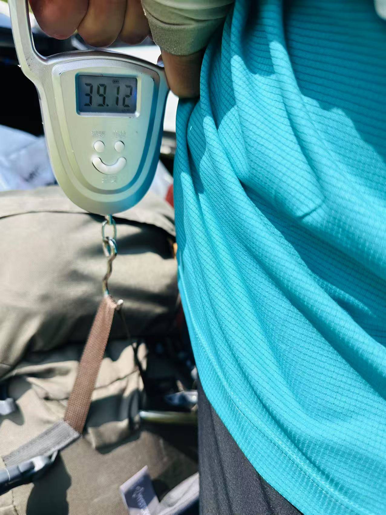 皇冠信用在线注册_湖南一男子背40公斤蜜雪冰城上武功山售卖皇冠信用在线注册，当事人：收入不多纯体验，当负重训练