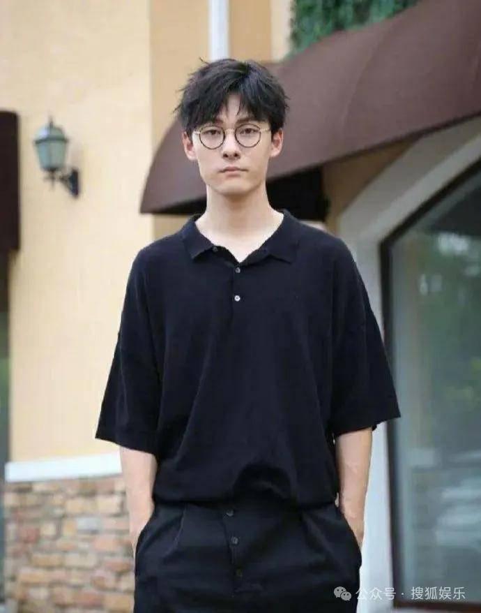 皇冠代理联系方式_离婚三年又被拍到亲密逛超市皇冠代理联系方式，他俩这是纯带娃还是真复合了？