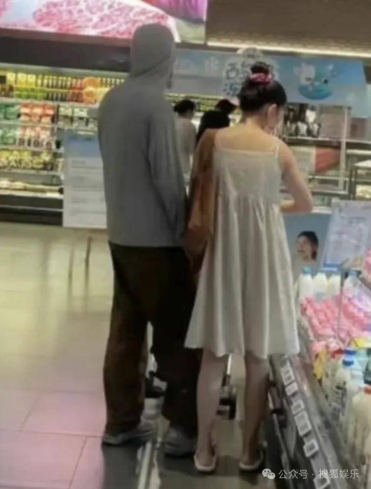 皇冠代理联系方式_离婚三年又被拍到亲密逛超市皇冠代理联系方式，他俩这是纯带娃还是真复合了？