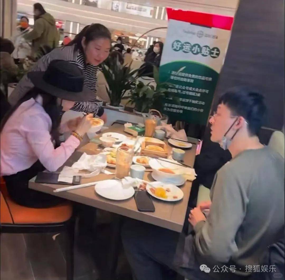 皇冠代理联系方式_离婚三年又被拍到亲密逛超市皇冠代理联系方式，他俩这是纯带娃还是真复合了？