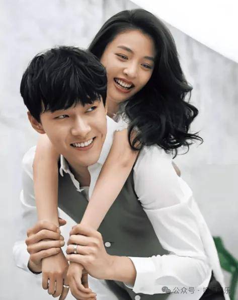 皇冠代理联系方式_离婚三年又被拍到亲密逛超市皇冠代理联系方式，他俩这是纯带娃还是真复合了？