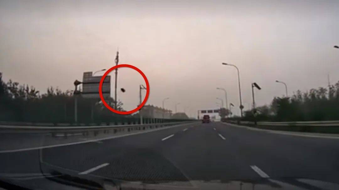 皇冠信用网在线申请_北京一车主称开车时飞来“脸大”石头砸穿玻璃击中脸部致毁容?交警:已立案皇冠信用网在线申请,正调查