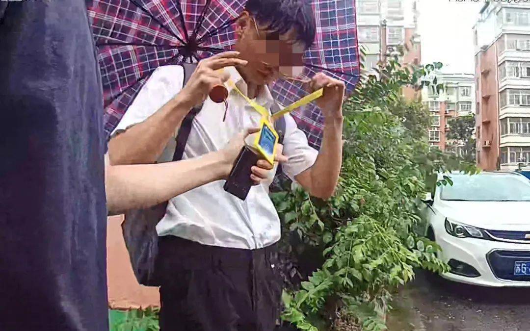 皇冠体育App下载_孙大妈取了13万现金皇冠体育App下载，准备交给“证券公司”业务员……