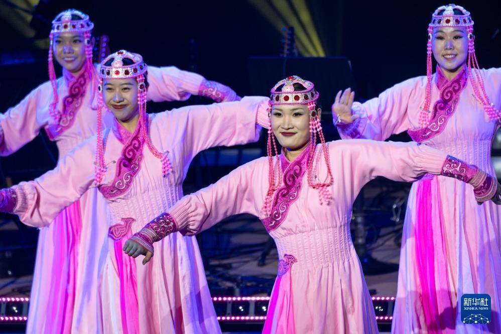 球会友谊赛_内蒙古阿尔山:多彩文艺演出丰富市民夜生活