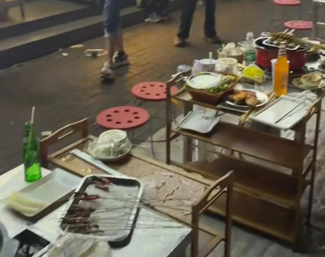 葡萄牙甲组联赛_多人烧烤店外用餐遭楼上住户泼洒不明液体葡萄牙甲组联赛，警方介入