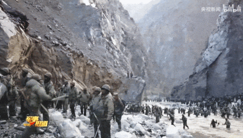 皇冠信用代理_首次曝光！解放军缴获印度英萨斯步枪合影皇冠信用代理，用起来像垃圾！