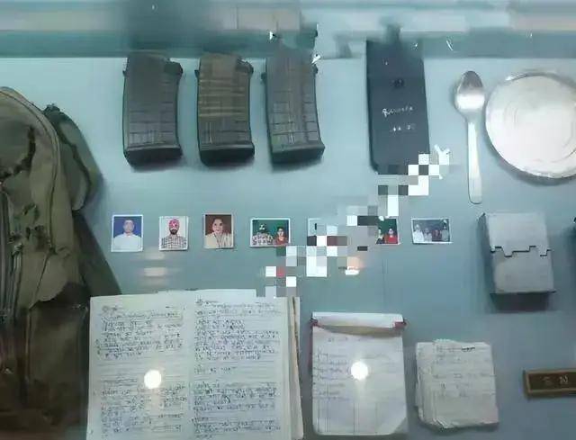 皇冠信用代理_首次曝光！解放军缴获印度英萨斯步枪合影皇冠信用代理，用起来像垃圾！