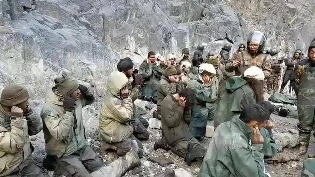 皇冠信用代理_首次曝光！解放军缴获印度英萨斯步枪合影皇冠信用代理，用起来像垃圾！