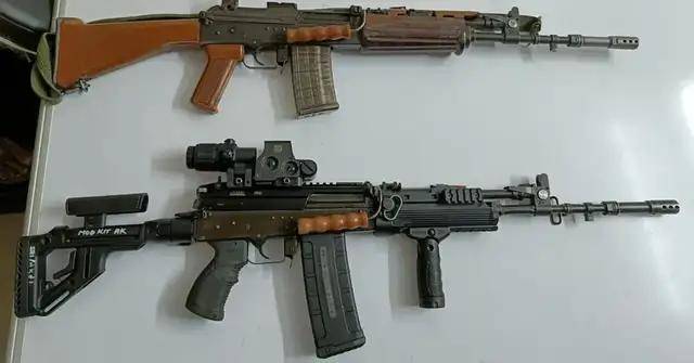 皇冠信用代理_首次曝光！解放军缴获印度英萨斯步枪合影皇冠信用代理，用起来像垃圾！