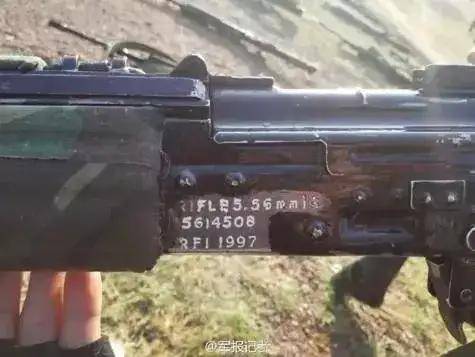 皇冠信用代理_首次曝光！解放军缴获印度英萨斯步枪合影皇冠信用代理，用起来像垃圾！