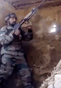 皇冠信用代理_首次曝光！解放军缴获印度英萨斯步枪合影皇冠信用代理，用起来像垃圾！