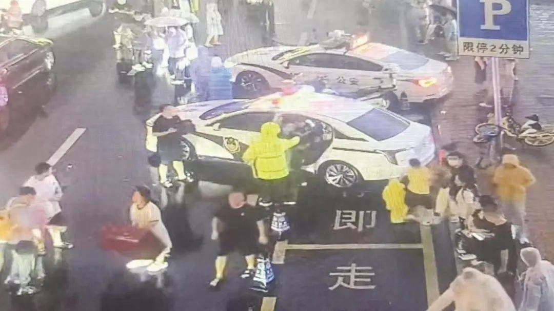 皇冠登一登二登三区别_事发长春动植物公园！执勤交警被监控拍到皇冠登一登二登三区别，网友纷纷点赞！