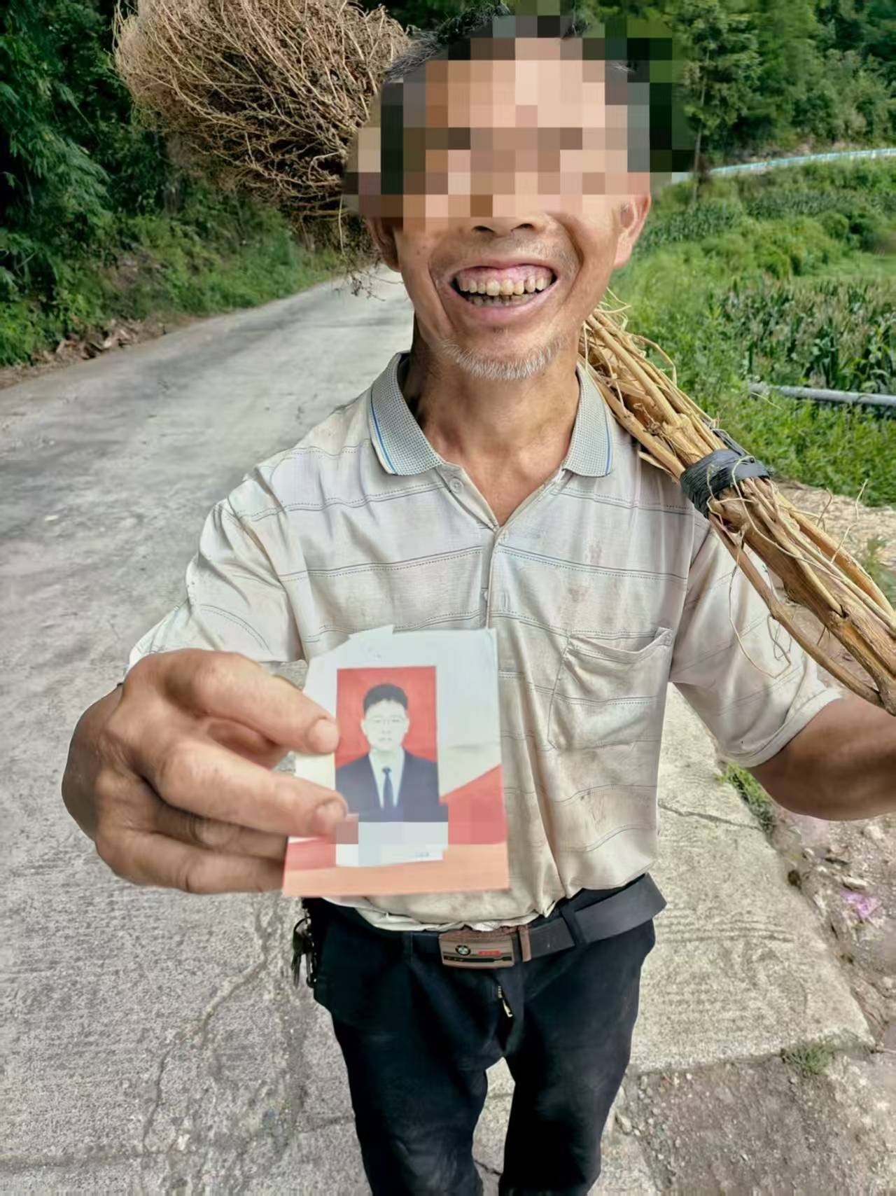 皇冠信用網开户_贵州老伯捡到00后村官丢弃旧照皇冠信用網开户，误以为重要资料怀揣一月等送还，当事人：超感动