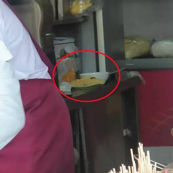 皇冠信用網会员注册网址
_餐馆将两盘吃剩的炒饭回收并混合皇冠信用網会员注册网址
,顾客怀疑其重新售卖,市监:未发现证据,已令商家停业整改卫生