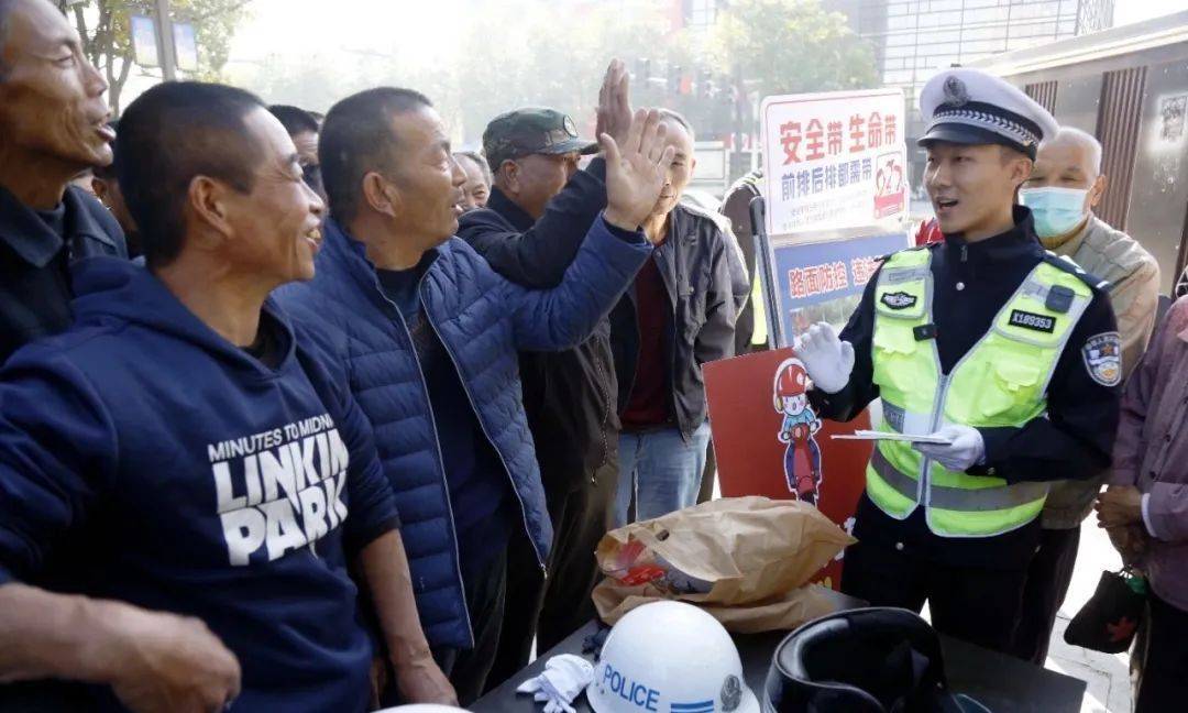 皇冠信用网正网
_货车司机被交警弄哭了皇冠信用网正网
,网友:处理得好!