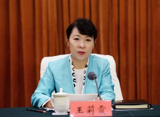 皇冠信用網代理_正部级美女大员被查！千万华服堆满多套住宅皇冠信用網代理，化妆团队提前数小时待命~