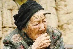 捷克甲组联赛 _太突然！上海98岁阿婆拿起剪刀捷克甲组联赛 ，一把剪掉头上的“角”！网友：对自己够狠