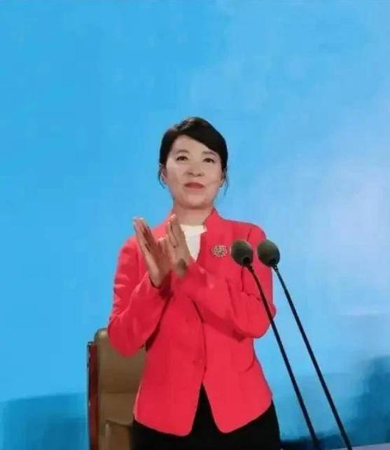 艾里斯vs阿波罗利马素尔
_“换装主席”王莉霞的堕落:从光鲜人设到腐败深渊